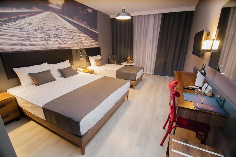 Standard Double Room image 3