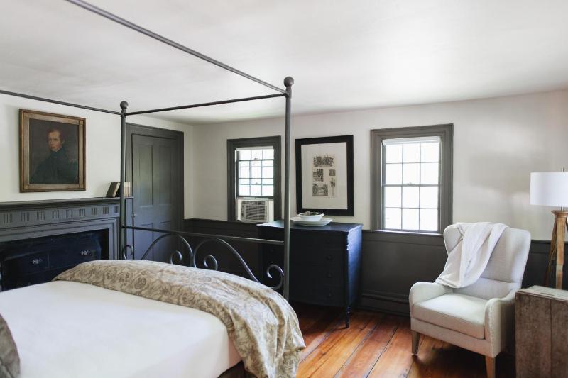 Deluxe Queen Room image 1
