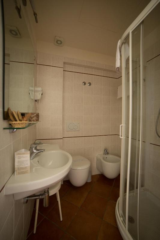 Single Room with Sea View image 3