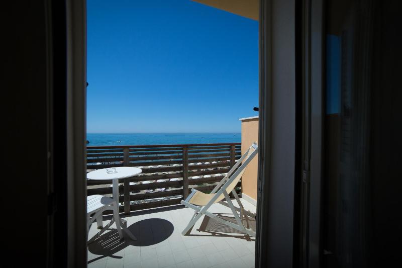 Single Room with Sea View image 4