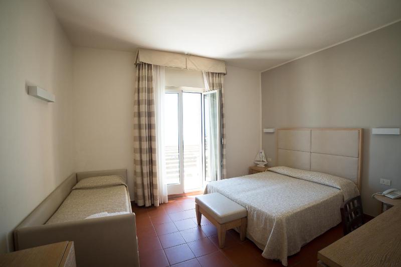 Triple Room with Balcony and Sea View image 3