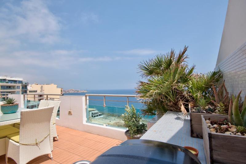 Magnificent Seafront 2-bedroom Sliema penthouse - image 13