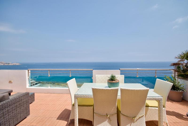 Magnificent Seafront 2-bedroom Sliema penthouse - image 9