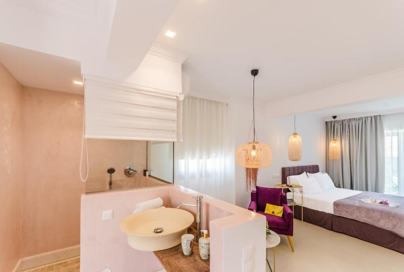 Deluxe Double Room image 2