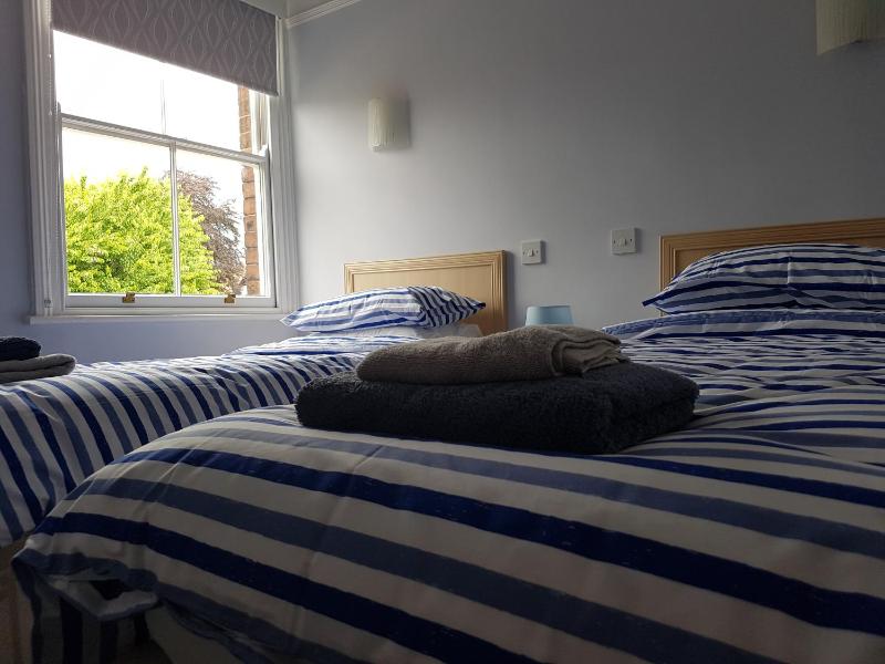 Standard Twin Room with Shared Bathroom image 2