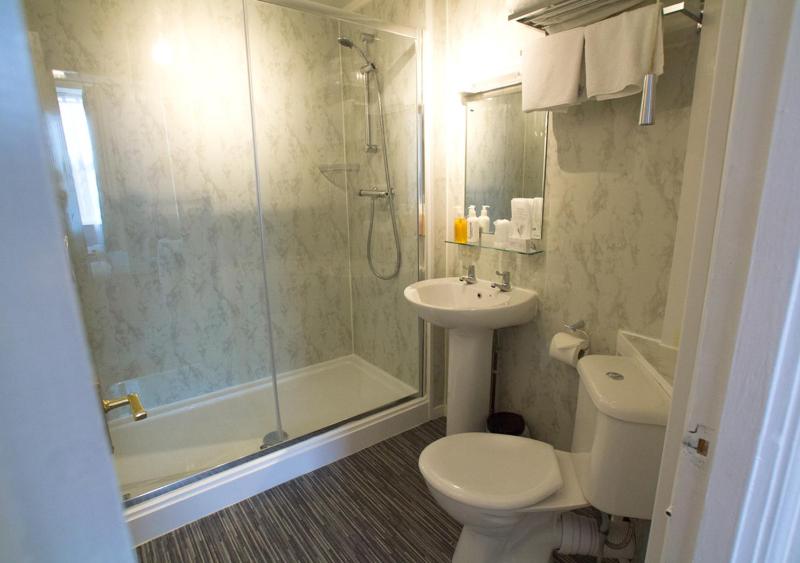 Twin Room image 3