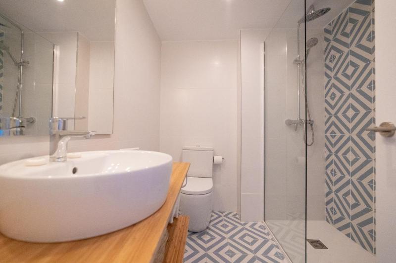 Double Room with Balcony image 4