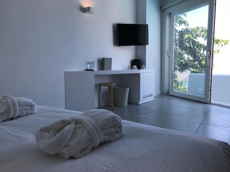 Suite Poolside with Caldera View image 2