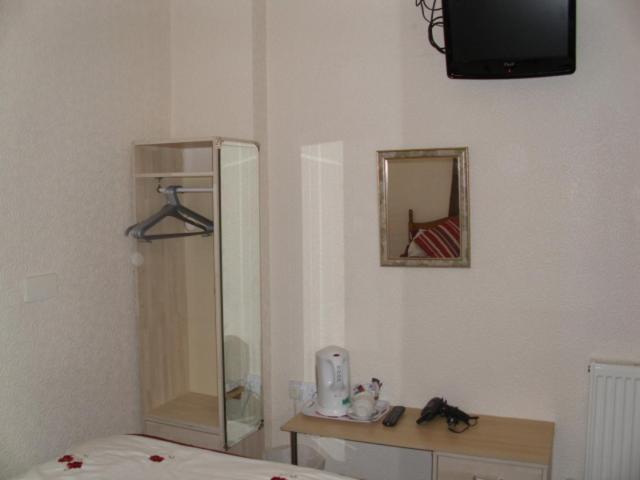 Double Room with Private Bathroom image 2