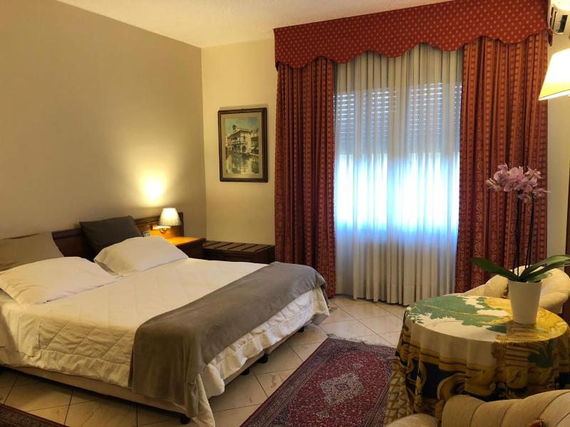 Standard King Room image 1