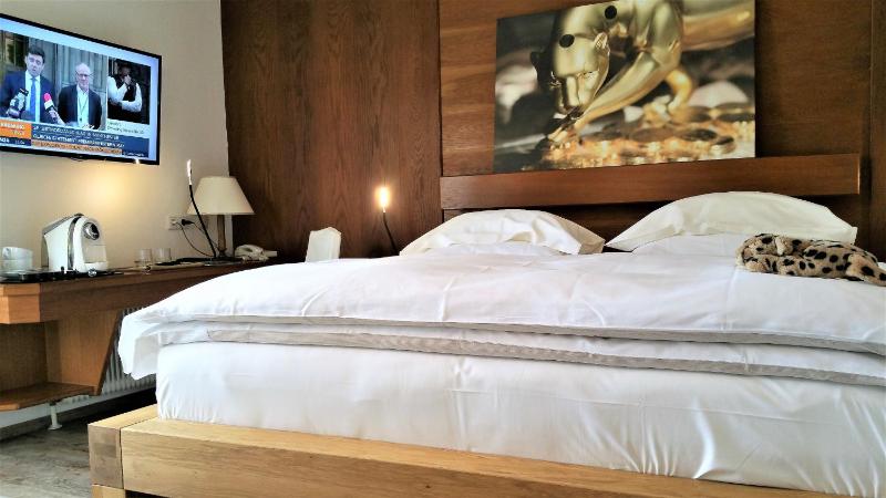 Superior Double Room with Balcony image 3