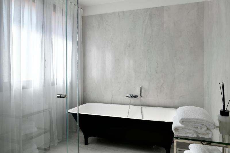 Deluxe Suite with Sea View image 2