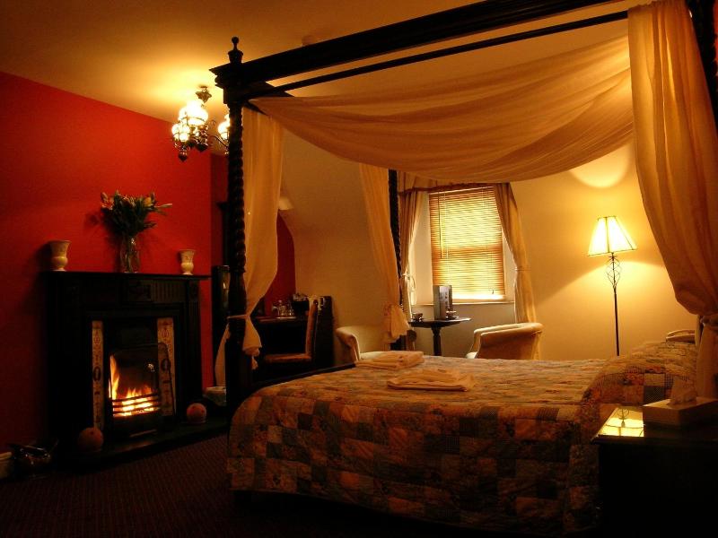Superior Room with Four Poster Bed image 1