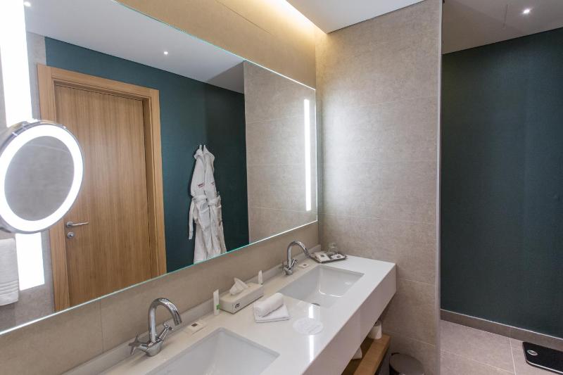 Superior King Room image 4