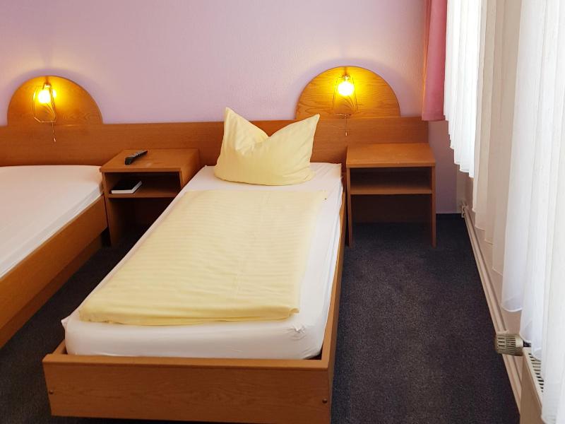 Economy Twin Room image 1