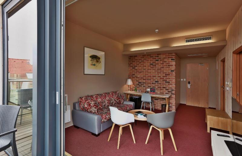 Deluxe Suite with Balcony image 2