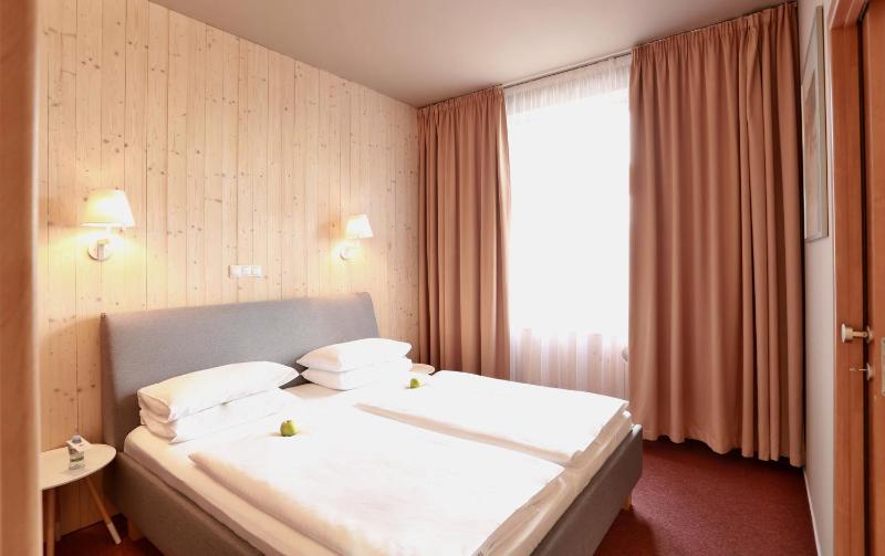 Deluxe Suite with Balcony image 3