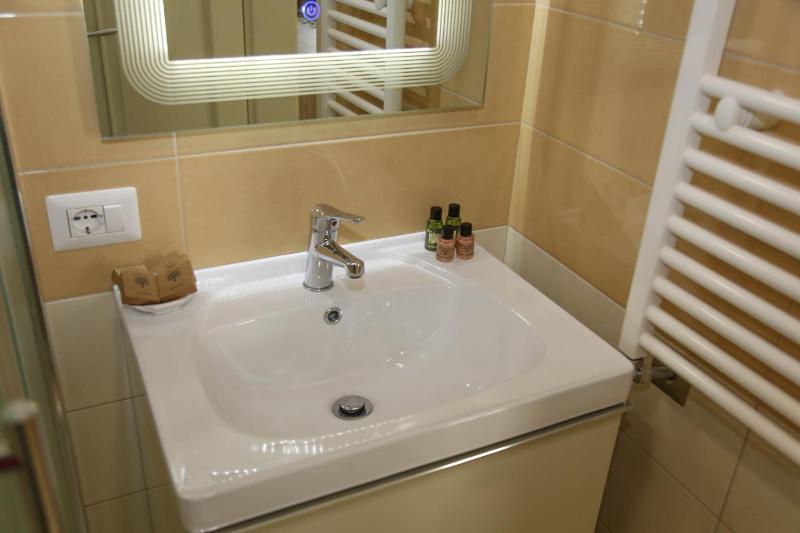 Standard Twin Room image 4