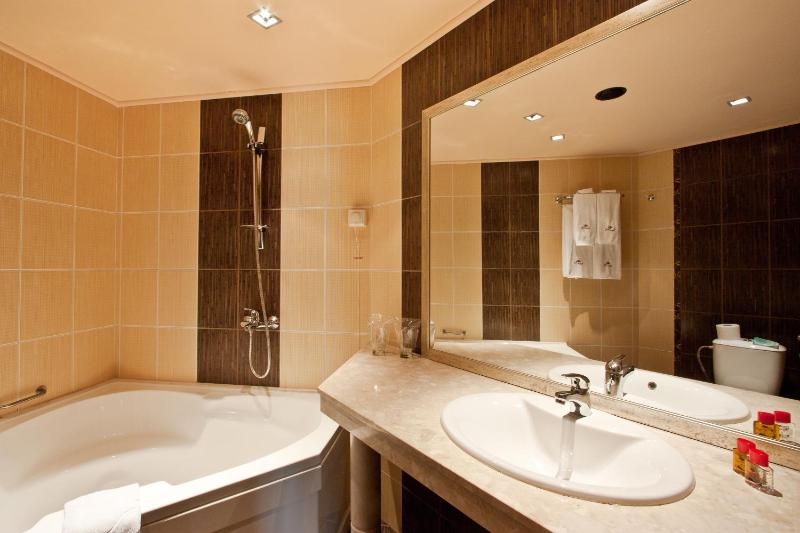 Superior Double Room with Balcony image 2