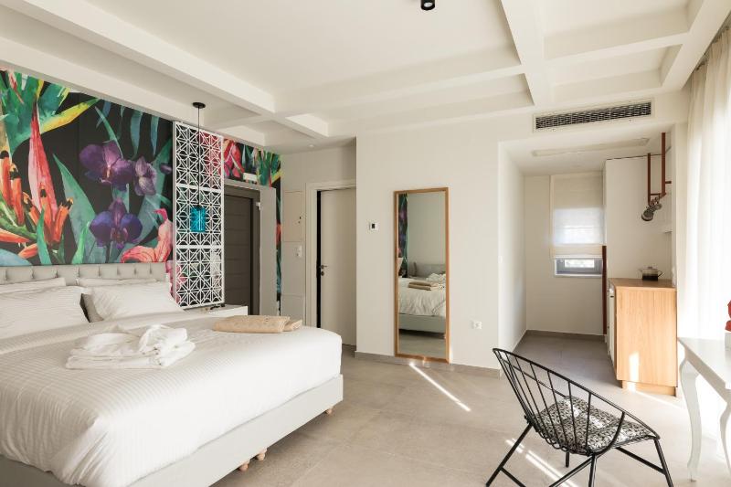 Deluxe Double Room with Balcony image 4