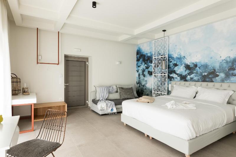 Deluxe Double Room with Balcony image 2