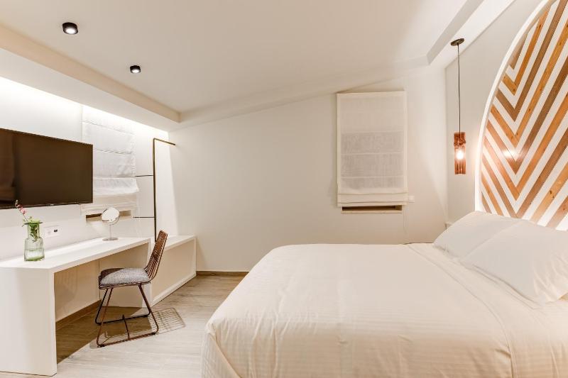 Deluxe Suite with Sea View image 3