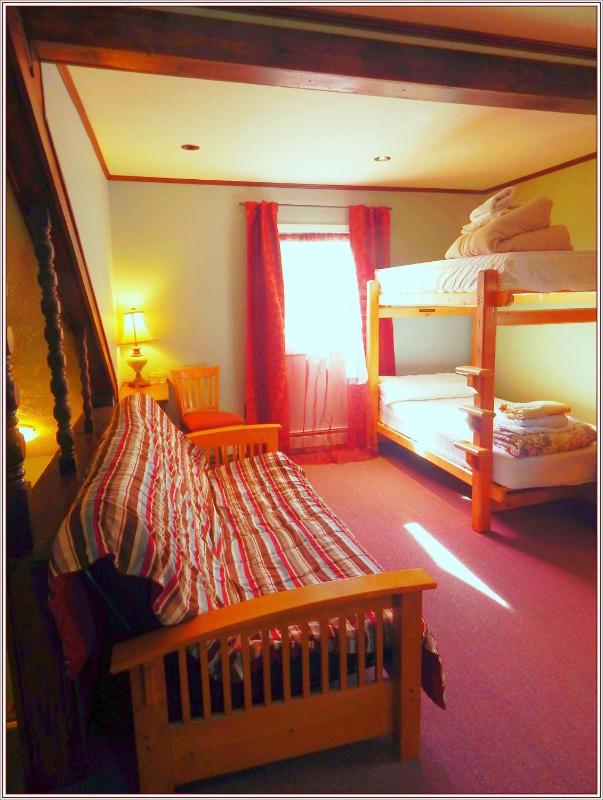 Bed in 4-Bed Mixed Dormitory Room image 1