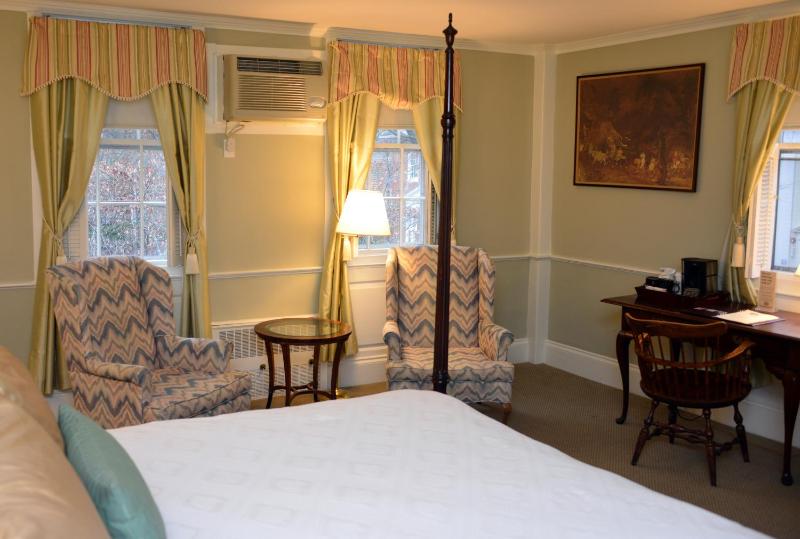 Deluxe Queen Room image 1