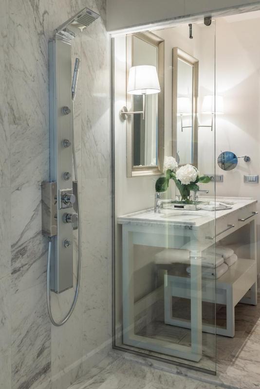 Spa Suite Seafront with Private Heated Pool image 2