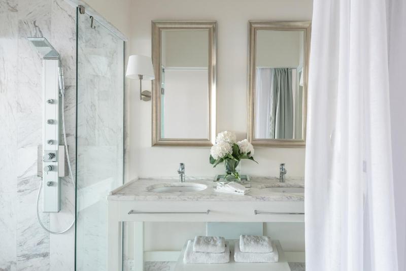 Spa Suite Seafront with Private Heated Pool image 3