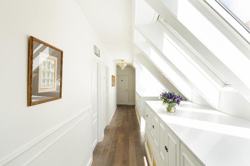 Charming Room image 3