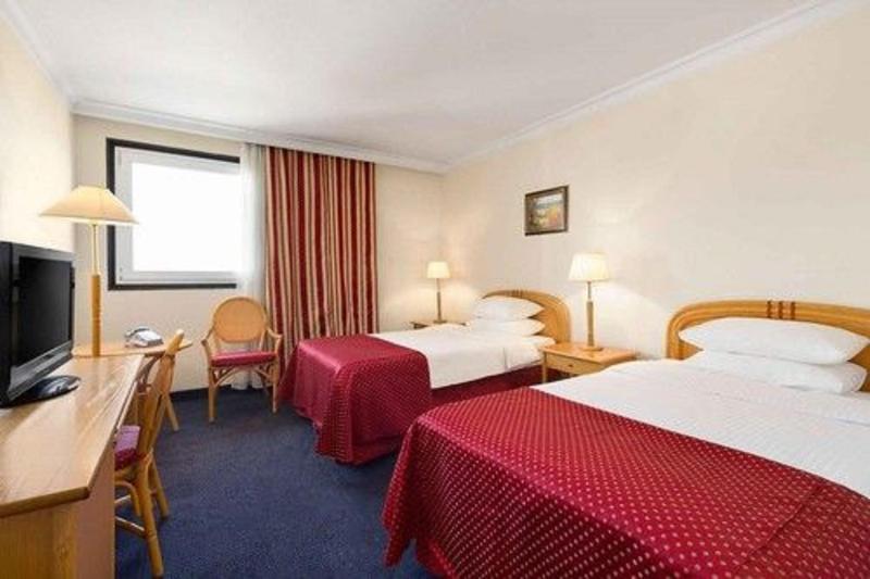 Superior Twin Room image 3