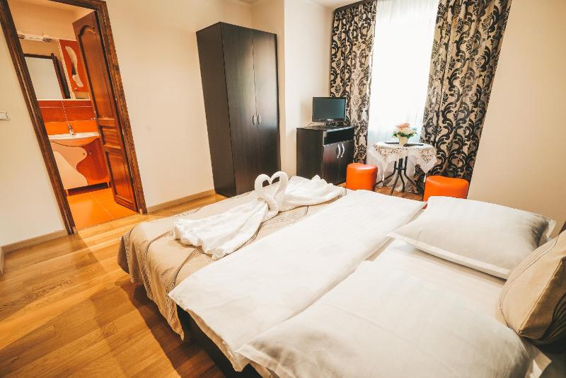 Deluxe Double Room with Shower image 4