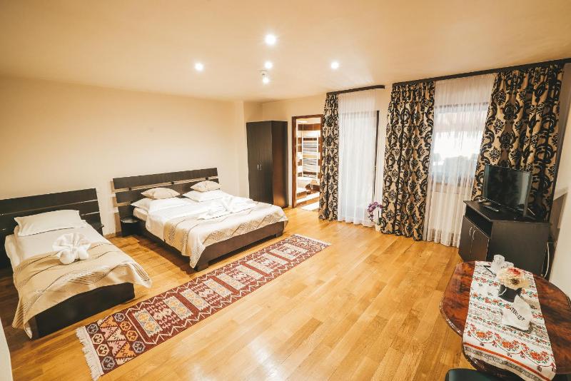 Triple Room with Shower image 4