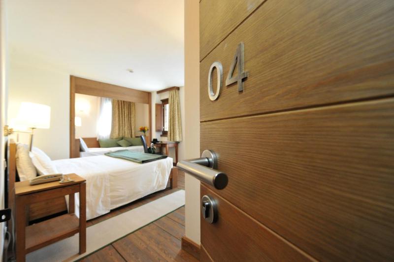 Twin Room image 3