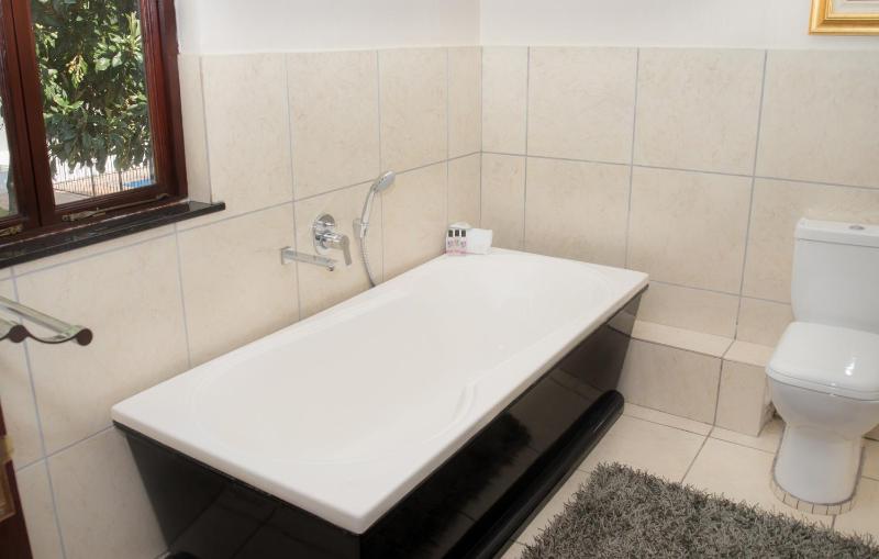 Inn and Out Plus Craighall - image 8