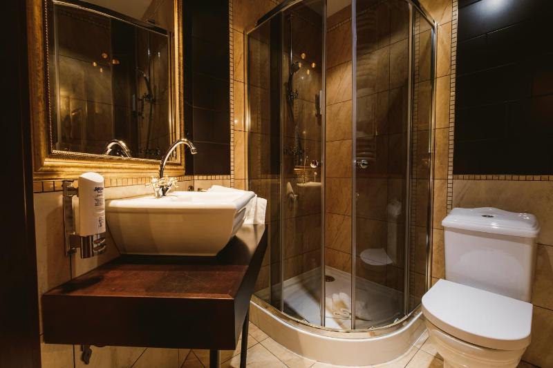 Quadruple Room with Shower image 3
