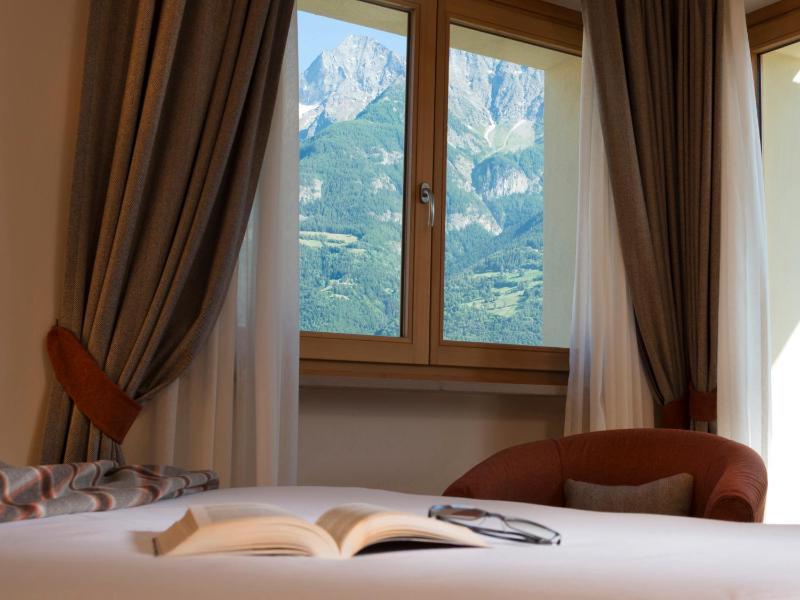 Deluxe Double or Twin Room with Balcony image 3