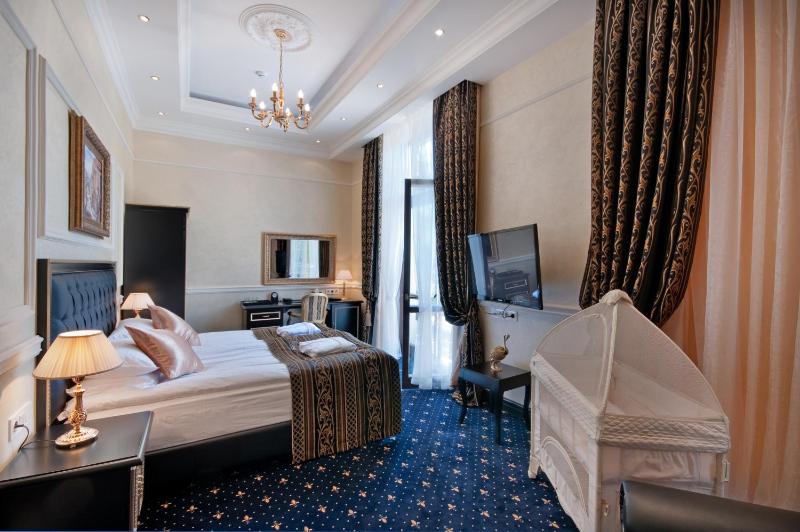 Suite with Terrace and Pool View image 3