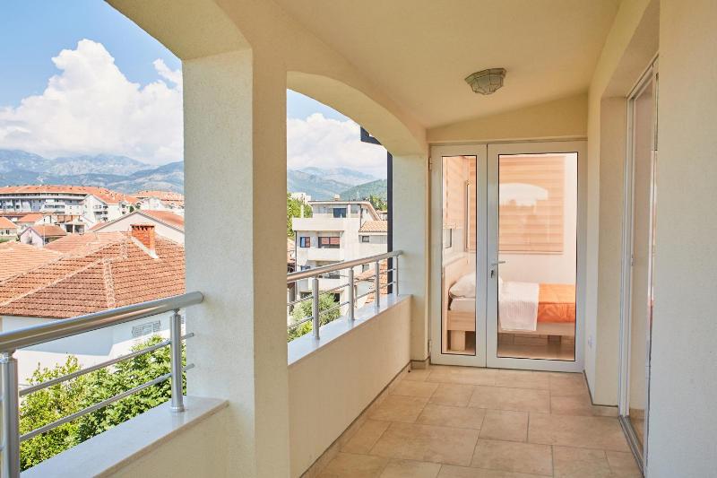 Two-Bedroom Apartment with Sea View and Balcony image 4