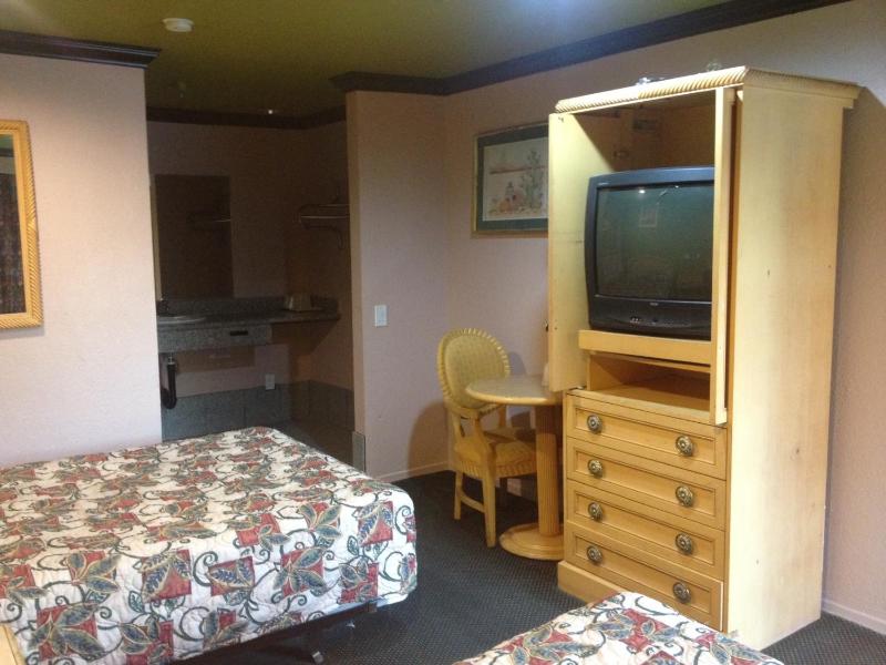 Double Bed - Non-Smoking image 3