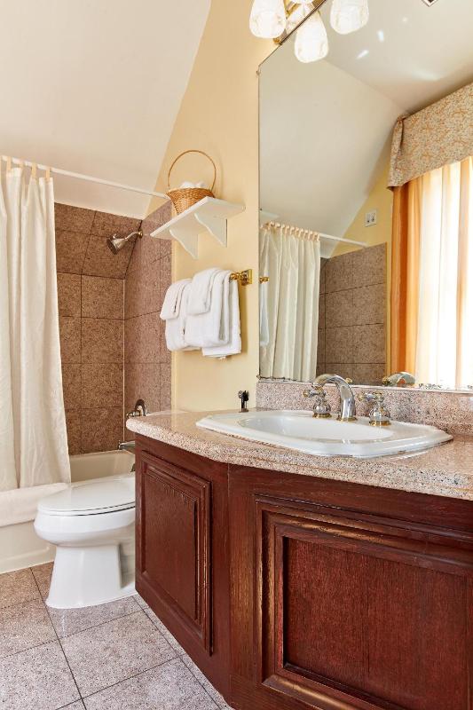 Standard Queen Room image 4