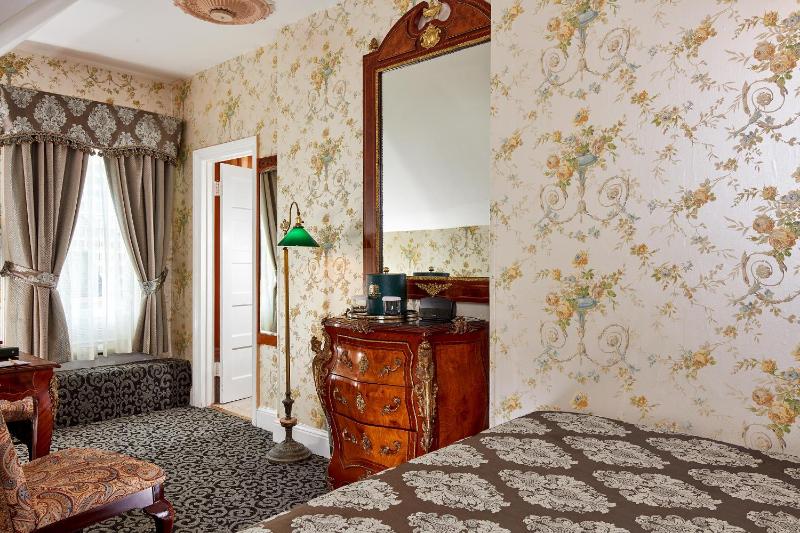 Standard Queen Room image 3