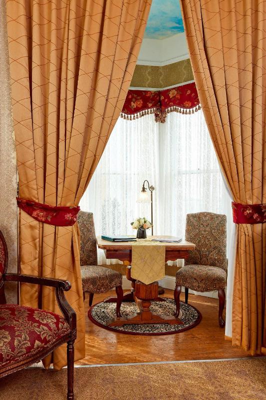 Superior Room with Two Queen Beds image 3