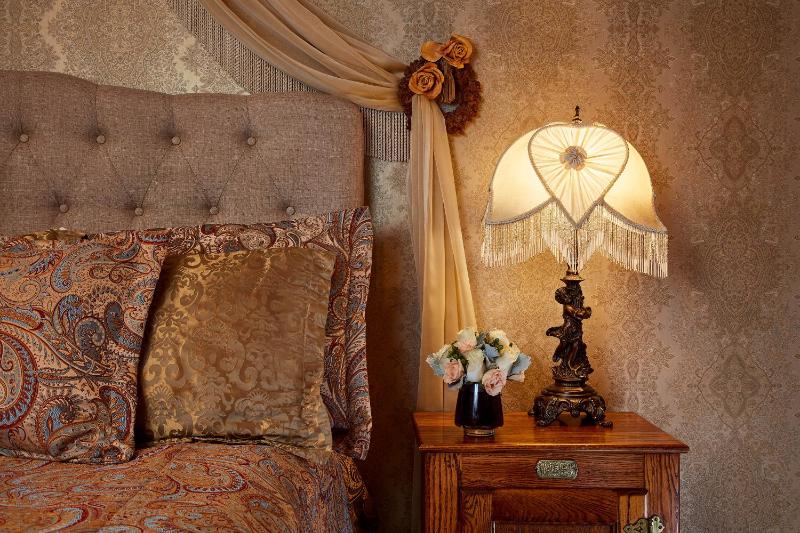 Deluxe King Room image 3