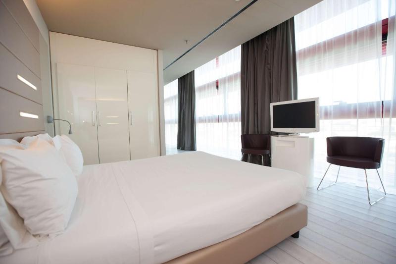 Suite King Bed with sofa bed image 3