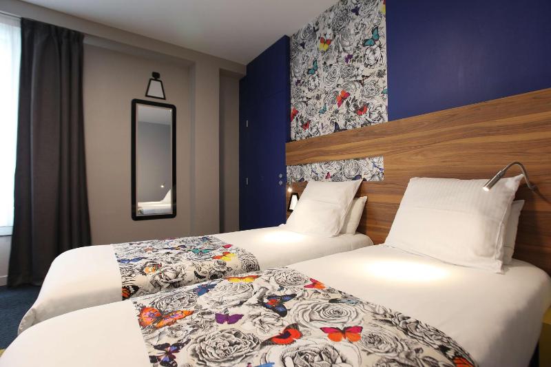 Standard Twin Room image 1