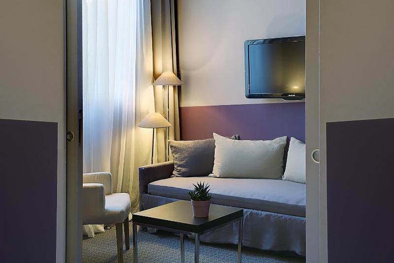 Family King Suite with Sofa Bed image 4