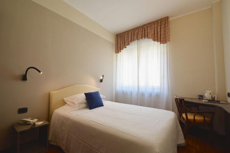 Single Room with Single Bed image 3