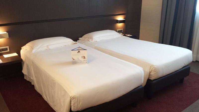 Superior Twin Room image 1
